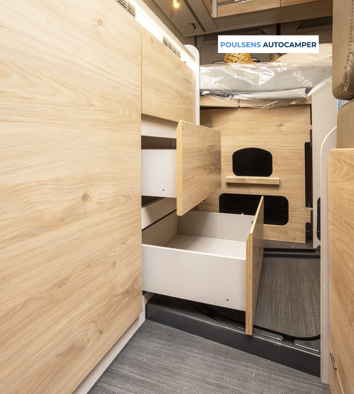 Espace couchage du camping-car urbain Dethleffs GLOBETRAIL CVD 540 DR 2025 avec lit transversal arrière