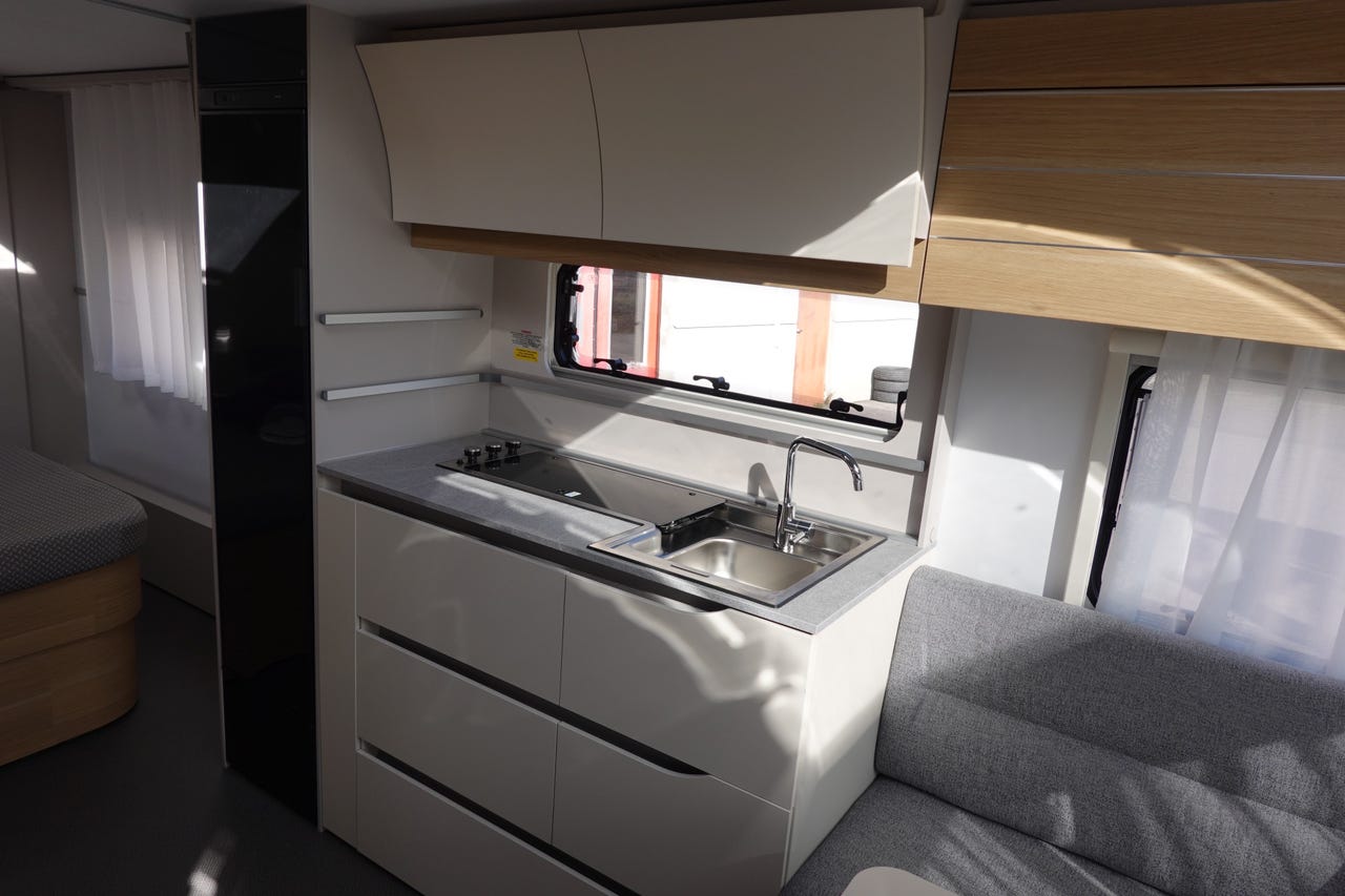 Cuisine de l’Adria Adora 613 UT+ avec réfrigérateur et congélateur