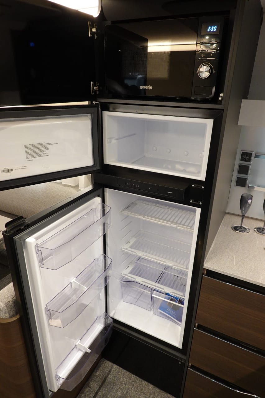 Cuisine de l’Adria Alpina 753 HT avec four et micro‑ondes