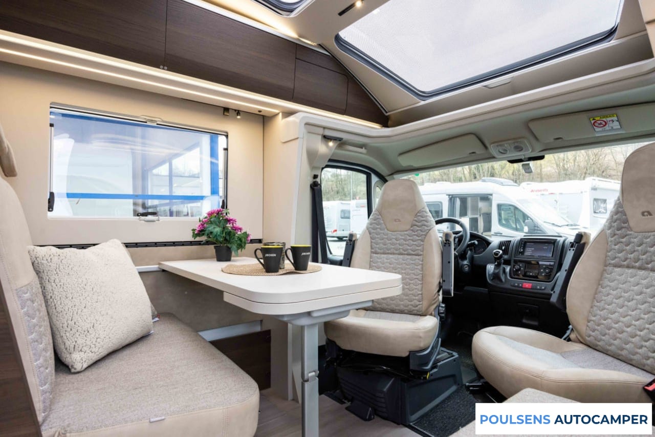Salon intérieur du Adria CORAL 670 SL 2020 avec lit pavillon