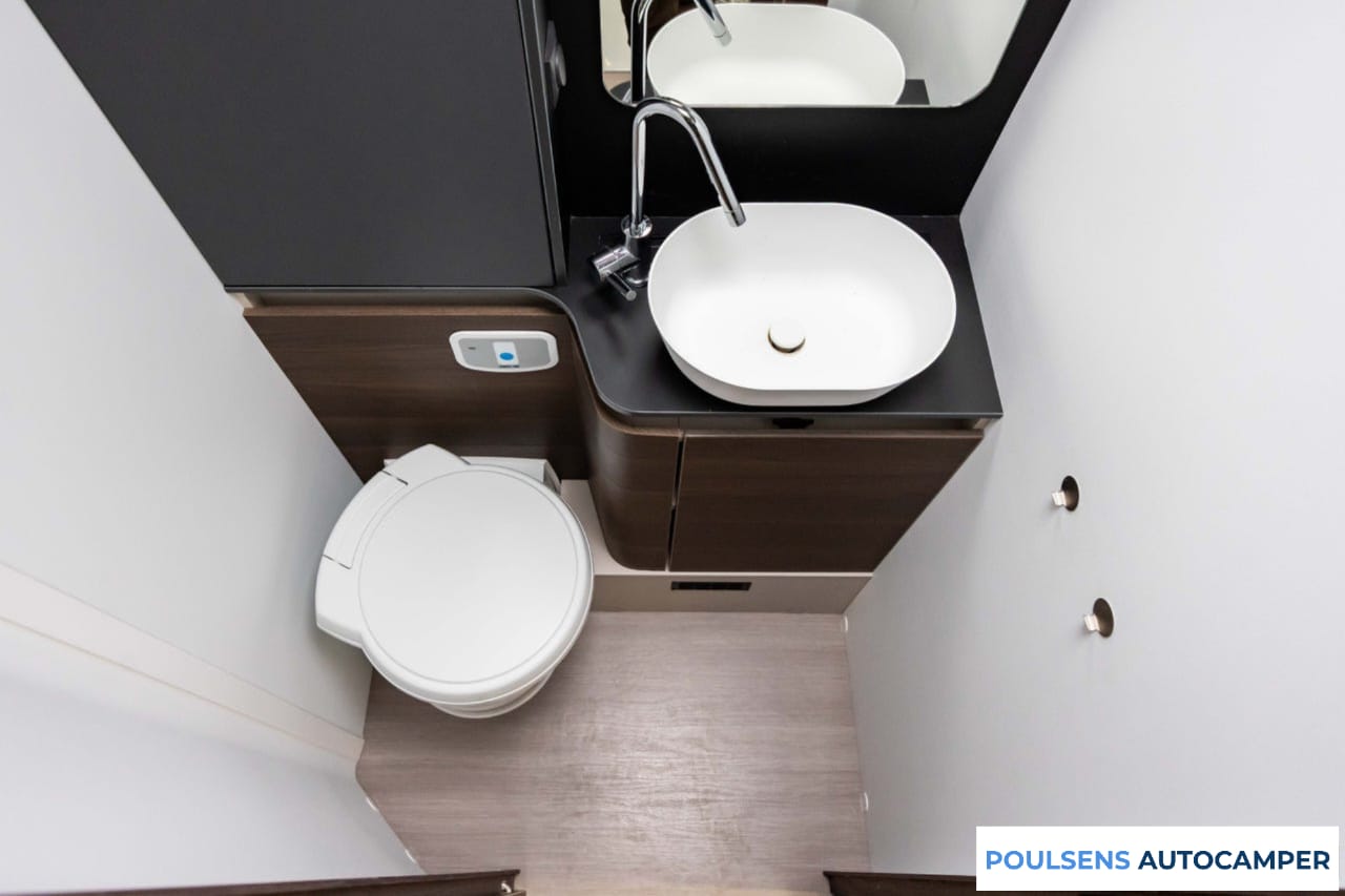 Salle de bain du Adria CORAL 670 SL 2020 avec douche et WC
