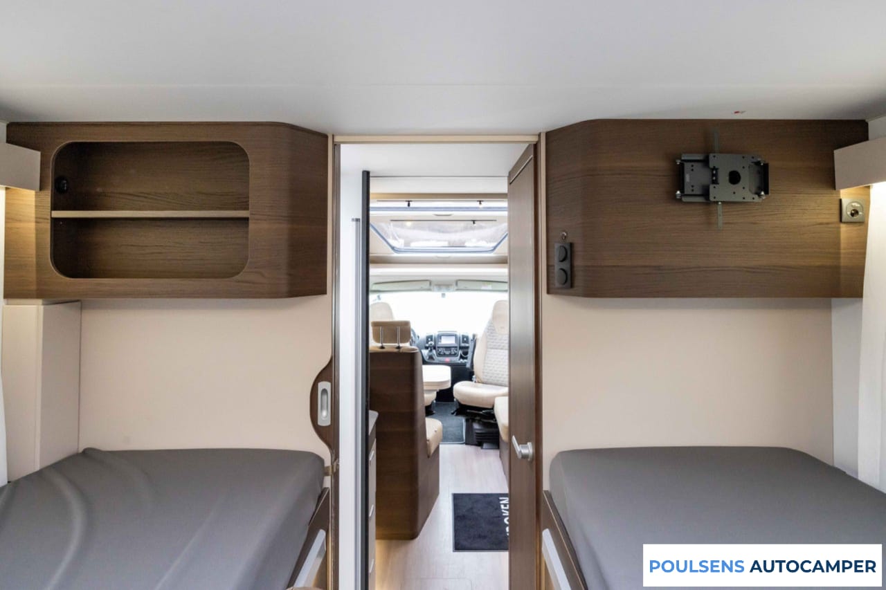 Espace couchage du Adria CORAL 670 SL 2020 avec lits jumeaux