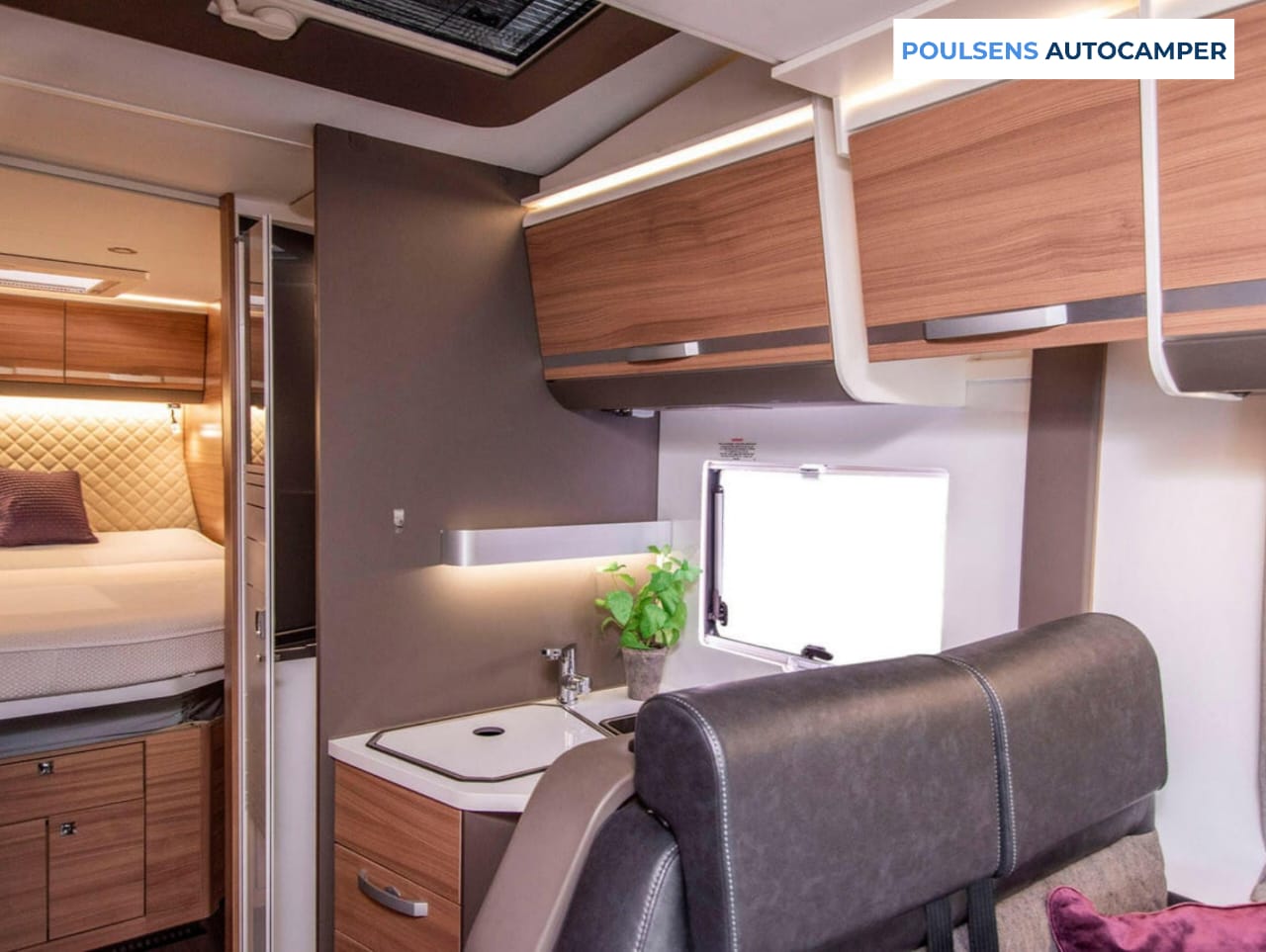 Salon intérieur du Adria MATRIX 670 SC 2020 avec lit pavillon