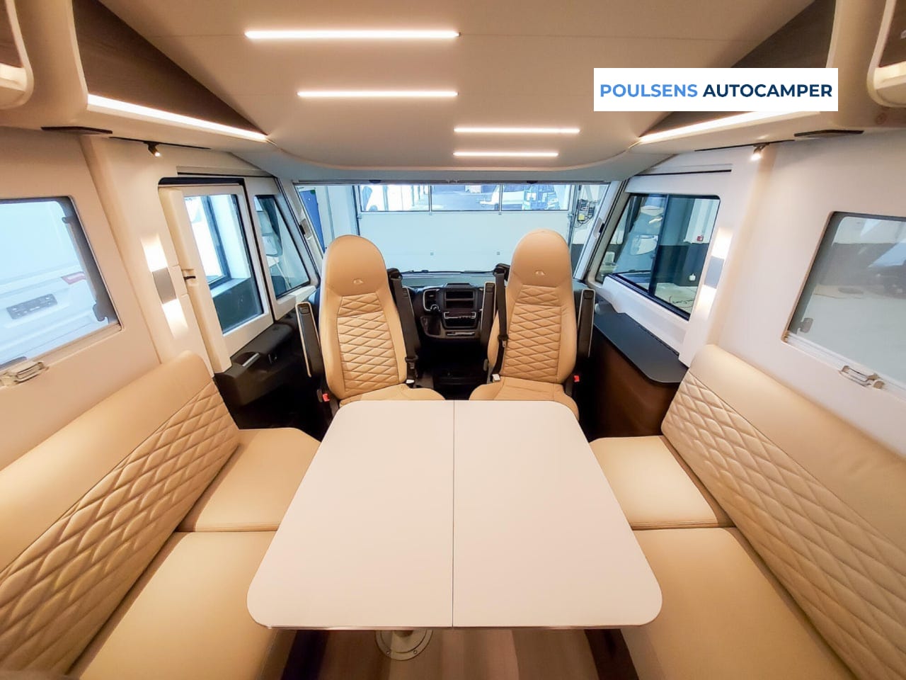Salon intérieur du Adria Sonic Supreme 700 DL