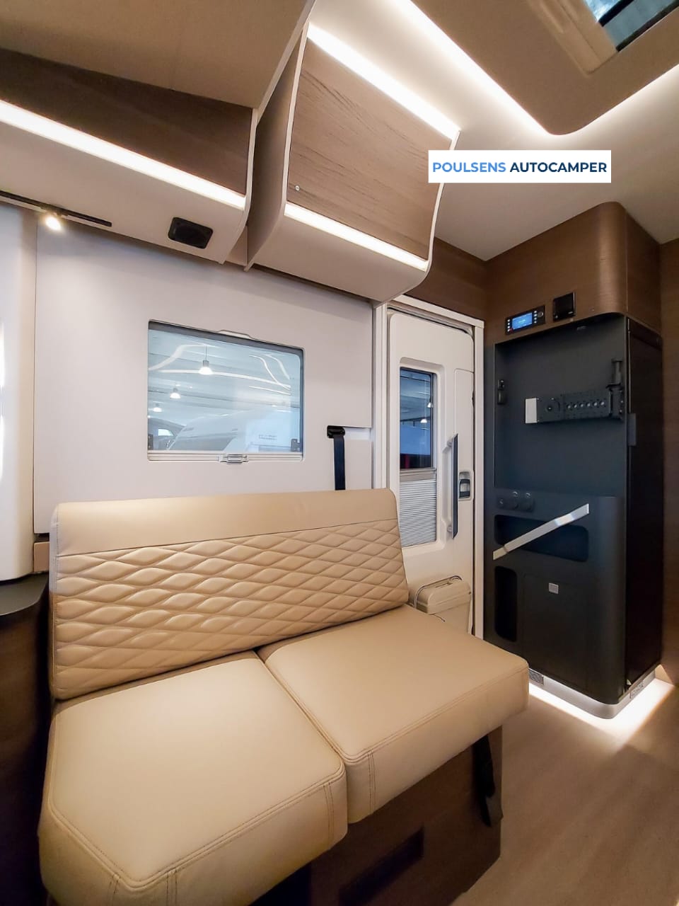 Salon intérieur du Adria Sonic Supreme 700 DL