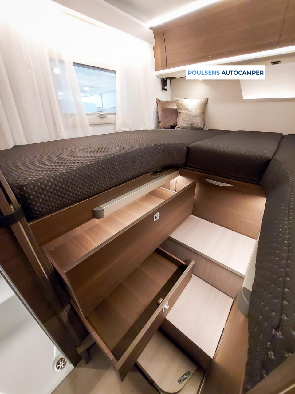 Espace couchage du Adria Sonic Supreme 700 DL avec lits simples