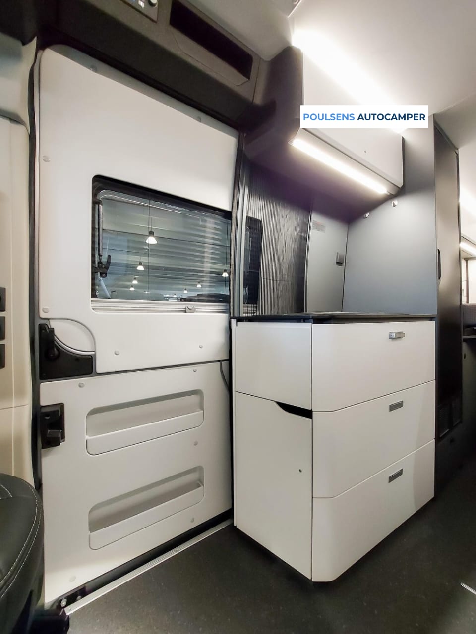 Cuisine du Adria Twin Supreme 640 SLB avec réfrigérateur