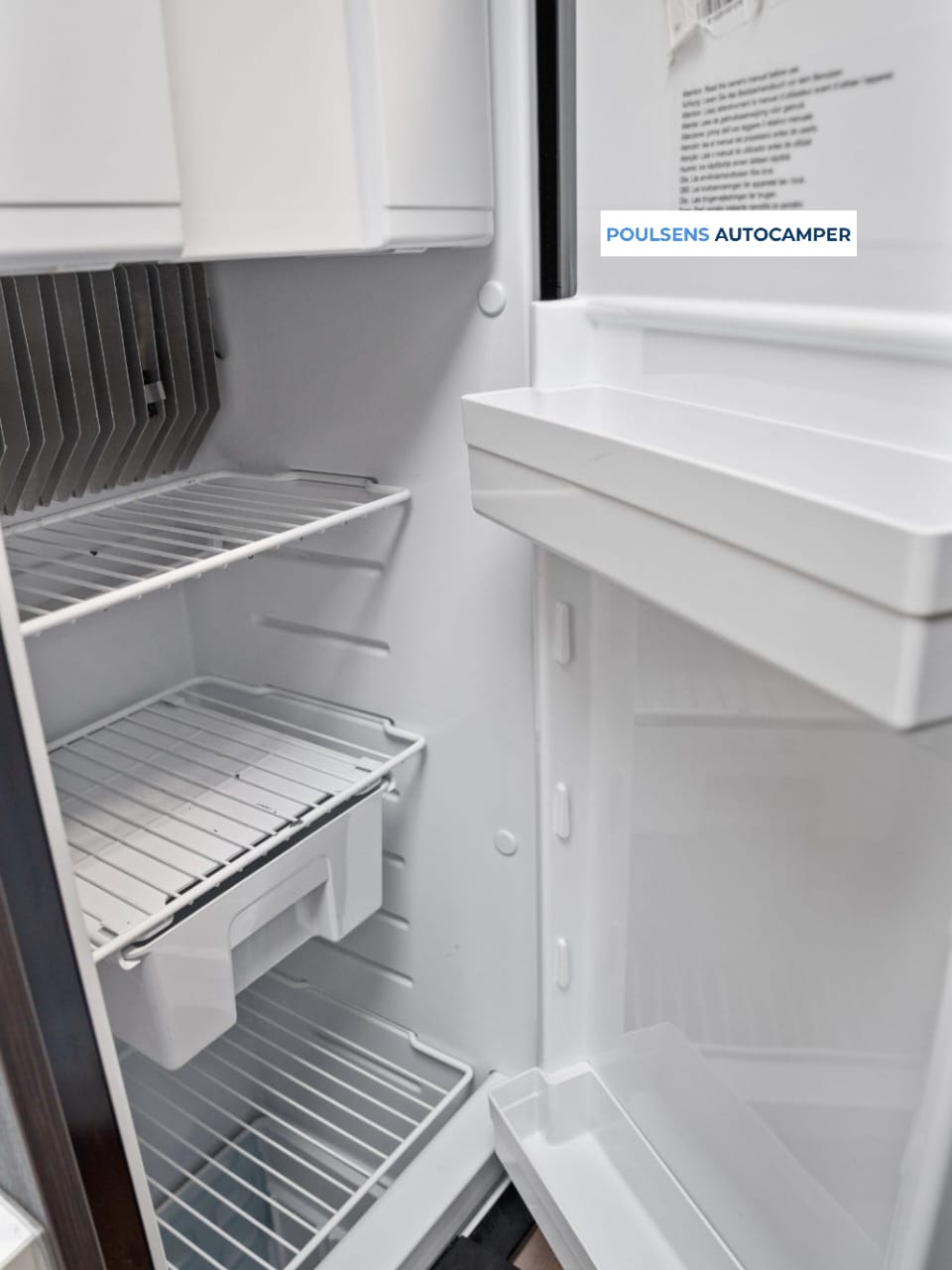 Cuisine du Benimar Mileo 282 avec réfrigérateur et congélateur
