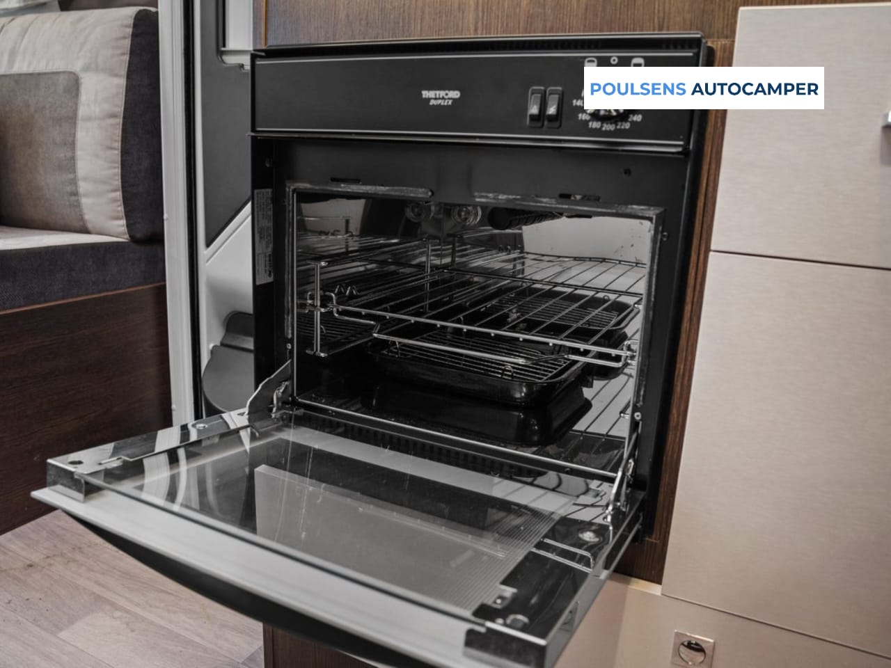 Cuisine du Benimar Tessoro 481 avec réfrigérateur et congélateur