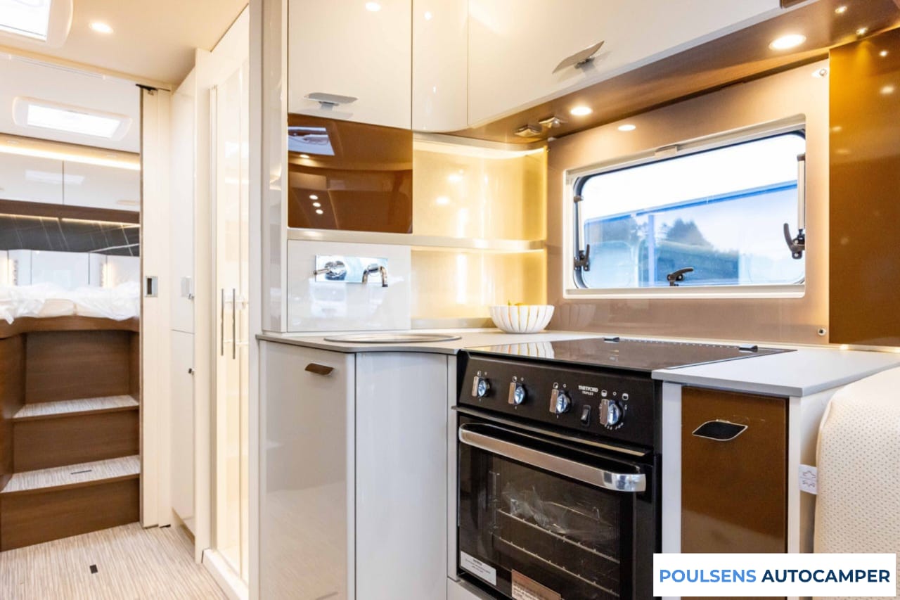 Cuisine du Bürstner Elegance I 910 G 2023 avec four et rangements