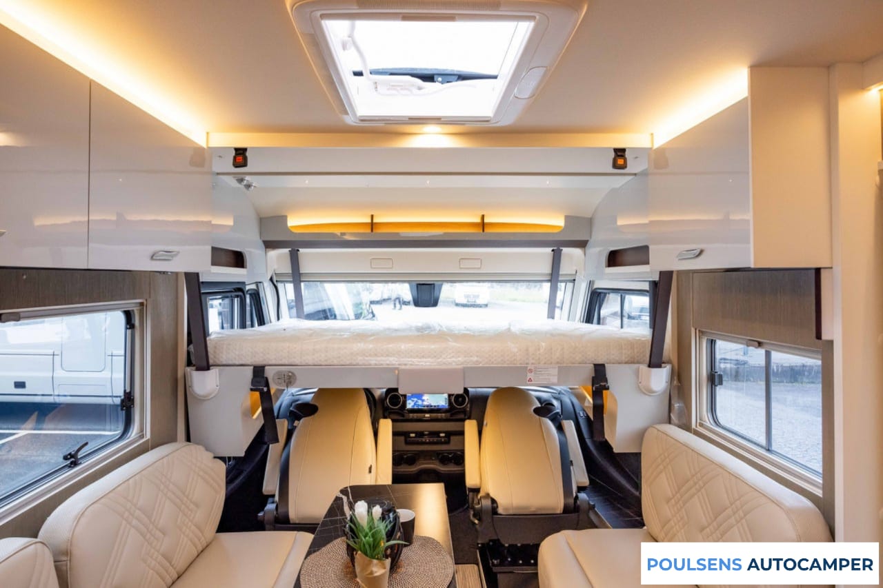 Salon intérieur du Bürstner Elegance I 910 G 2023 avec lit pavillon