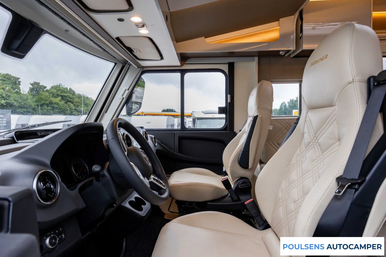 Cabine avant du Bürstner Elegance I 910 G 2023 avec tableau de bord Mercedes