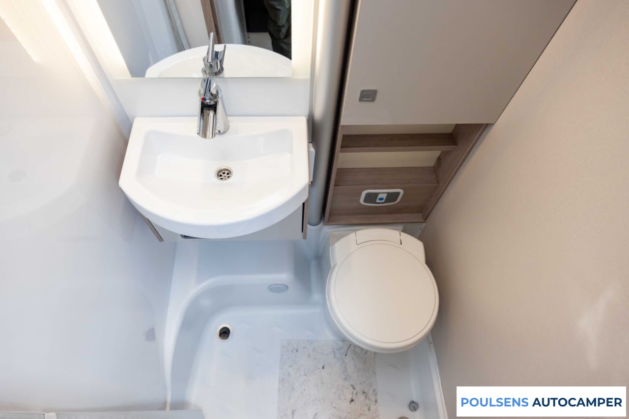 Salle de bain du Bürstner Nexxo VAN T 700 2023 avec douche et toilettes