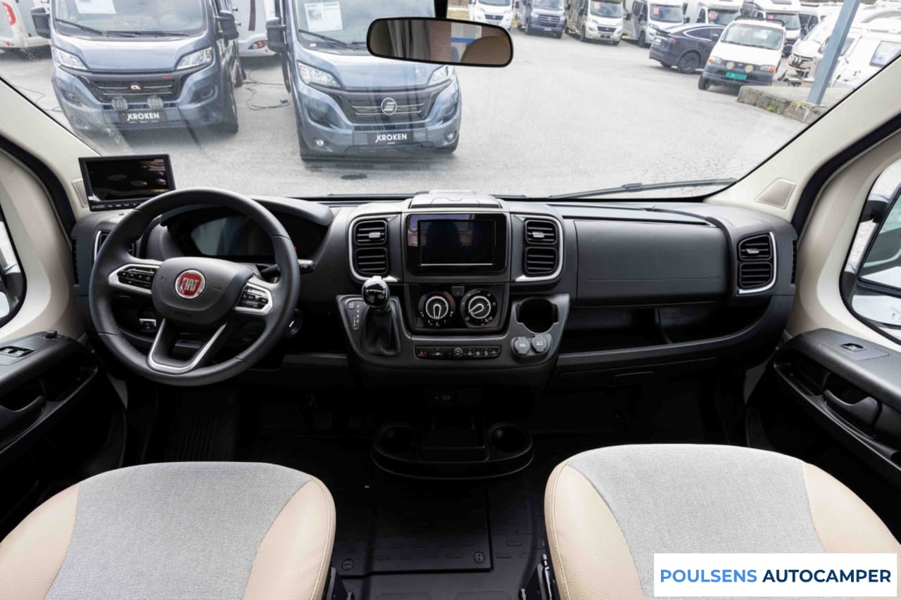 Cabine avant du Bürstner Nexxo VAN T 700 2023 avec tableau de bord Fiat