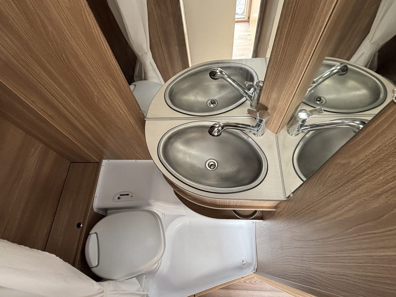 Salle de bain de la Bürstner Premio Life 425