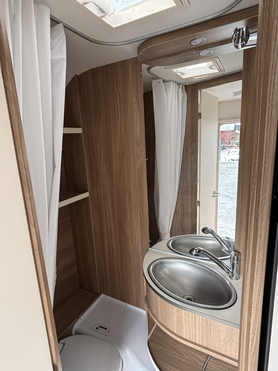 Salle de bain de la Bürstner Premio Life 425