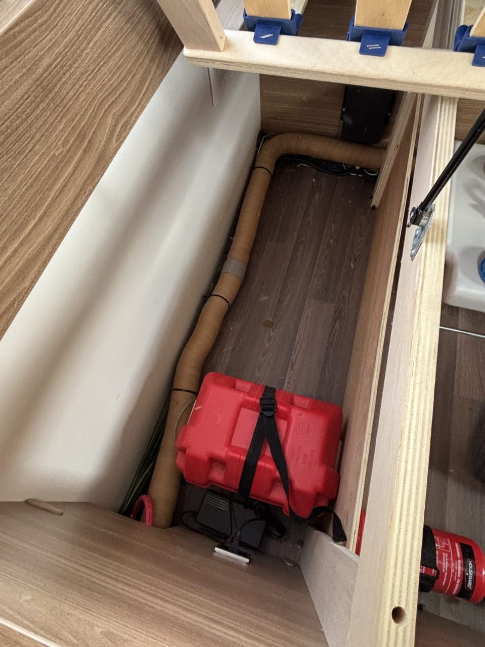 Coffre de rangement et trappe de la Bürstner Premio Life 425