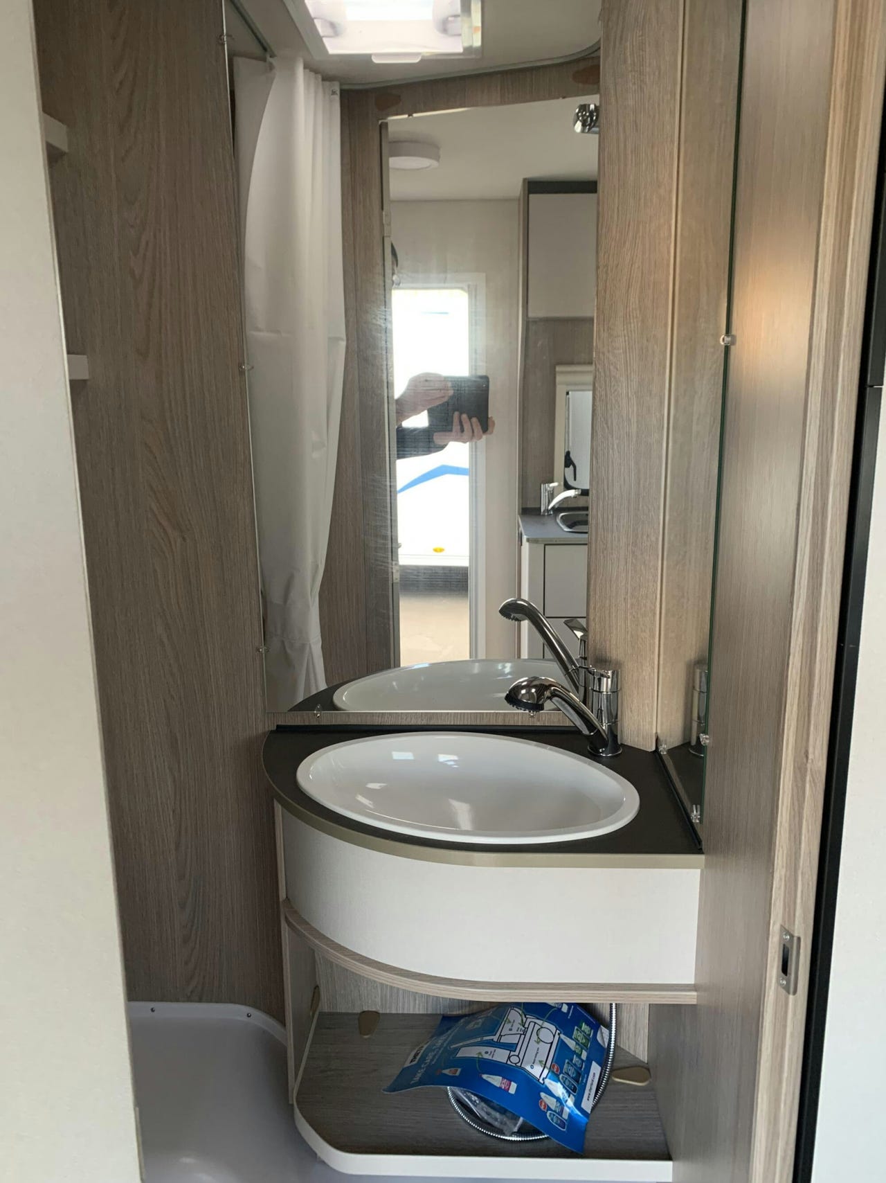 Salle de bain de la Bürstner Premio Life 490 TK

