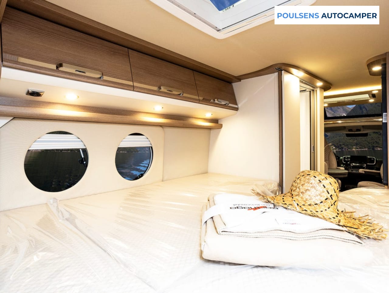 Espace couchage du camping-car urbain Carthago 640 LE CHARMING GT 2023 avec lits jumeaux, lit pavillon et dinette convertible