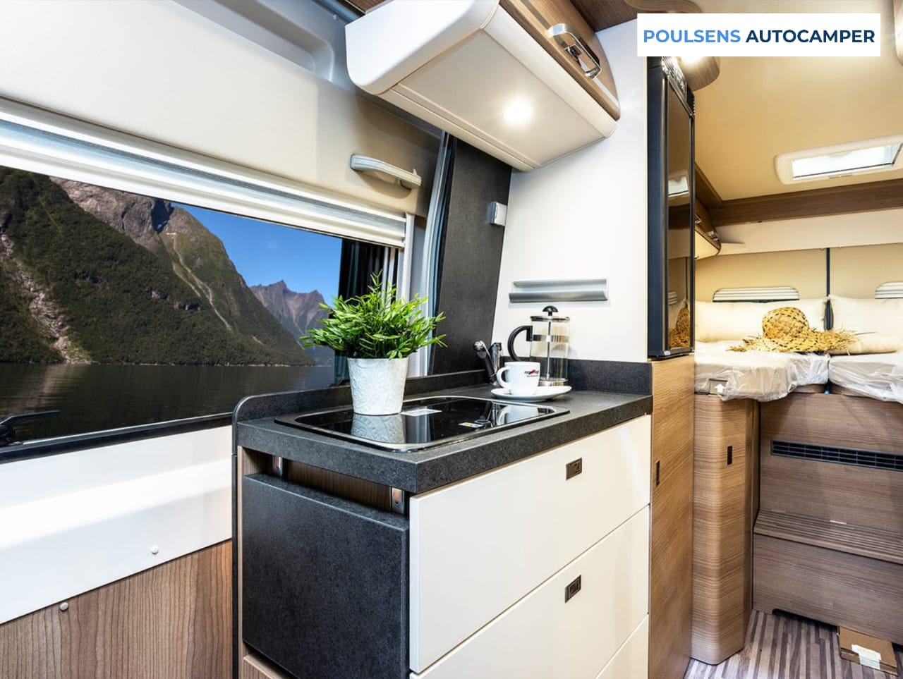 Cuisine du camping-car urbain Carthago 640 LE CHARMING GT 2023 avec réfrigérateur et rangements