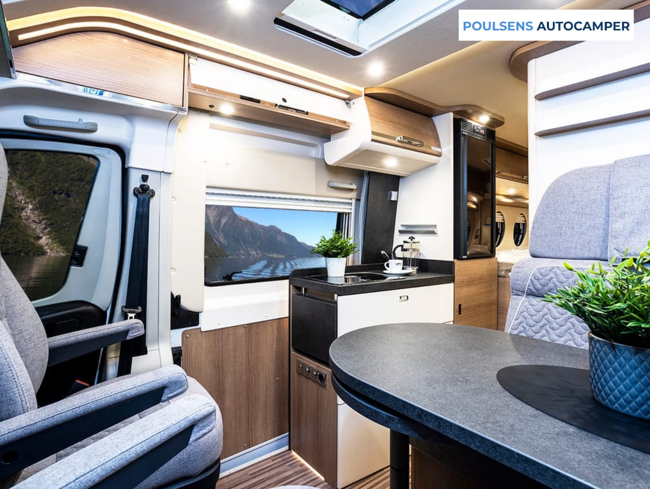 Salon intérieur du camping-car urbain Carthago 640 LE CHARMING GT 2023 avec banquettes et moquette amovible
