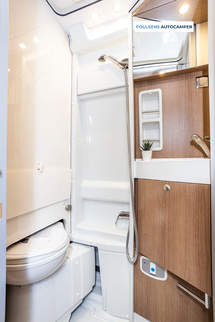 Salle de bain compacte du camping-car urbain Carthago 640 LE CHARMING GT 2023 avec cassette de toilettes et lavabo