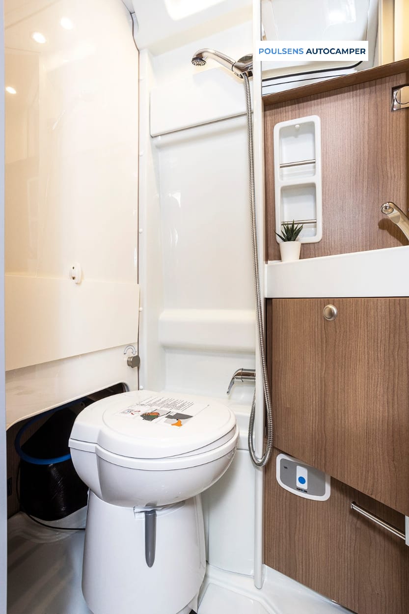 Salle de bain compacte du camping-car urbain Carthago 640 LE CHARMING GT 2023 avec cassette de toilettes et lavabo