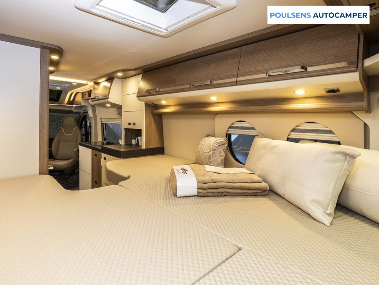 Espace couchage du camping-car urbain Carthago Van 640 2023 d’occasion avec 3 couchages confortables