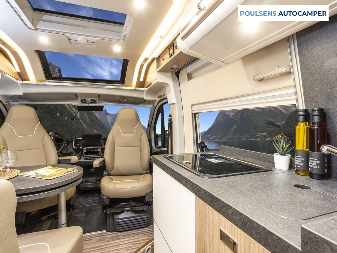 Salon intérieur du camping-car urbain Carthago Van 640 2023 d’occasion avec banquettes et éclairage LED
