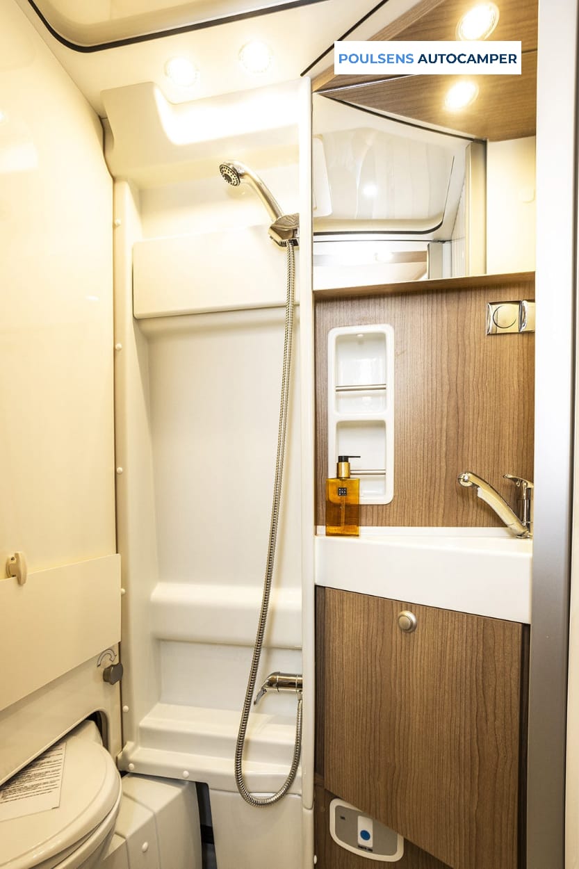 Salle de bain compacte du camping-car urbain Carthago Van 640 2023 d’occasion avec lavabo et rangements

