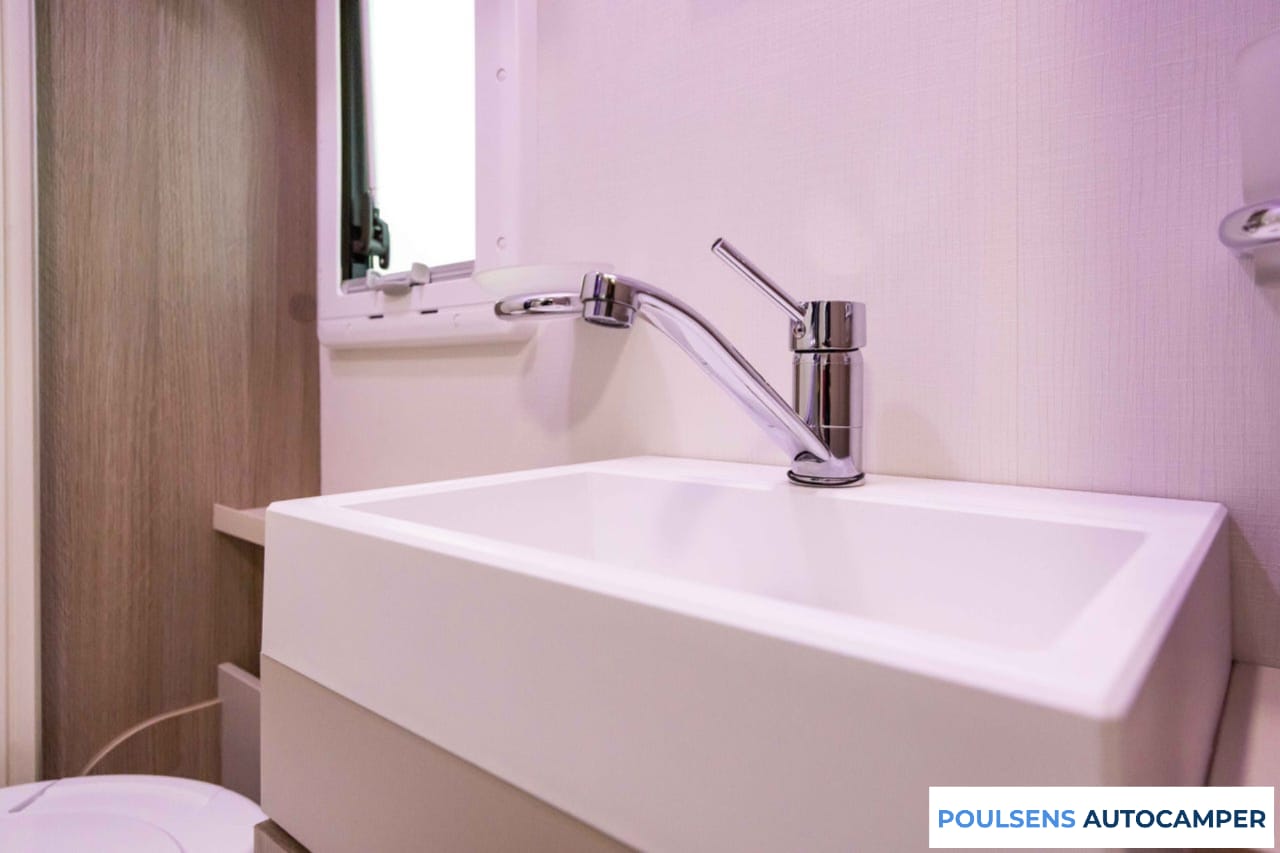Salle de bain du Challenger 398 XLB 2017 avec douche séparée
