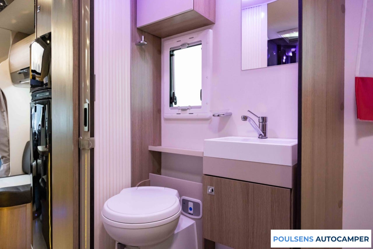 Salle de bain du Challenger 398 XLB 2017 avec douche séparée