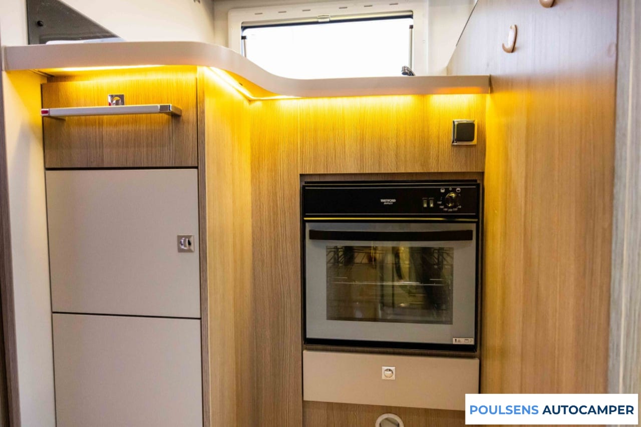 Cuisine du Challenger 398 XLB 2017 avec four et rangements