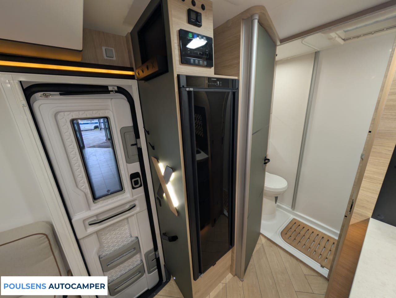Salle de bain compacte du camping-car Challenger X150 2025 avec lavabo, rangements et toilettes intégrées