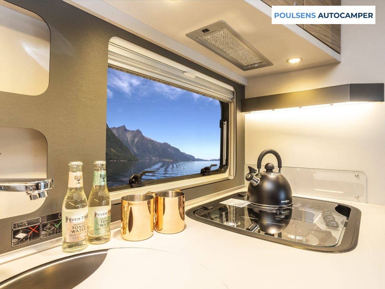 Cuisine du camping-car intégré Dethleffs ALPA I 6820-2 2025 avec réfrigérateur, four, rangements modernes et fenêtre