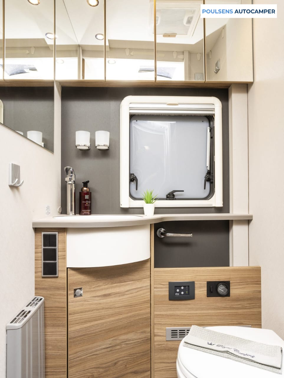 Salle de bain du camping-car intégré Dethleffs ALPA I 6820-2 2025 avec lavabo, douche séparée et rangements pratiques