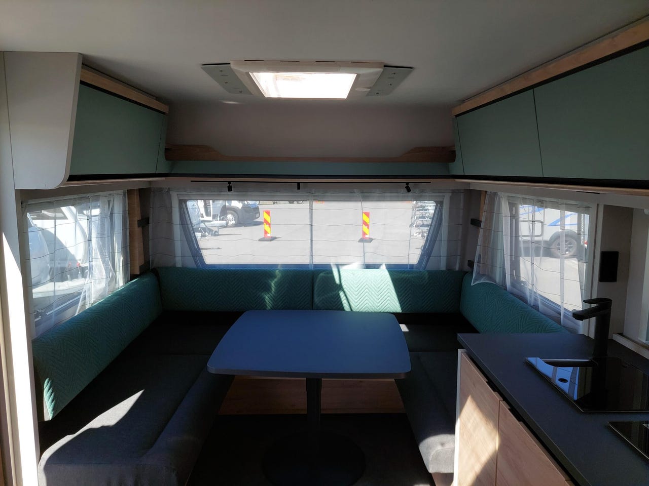 Salon intérieur de la Dethleffs Camper 730 FKR SNOW