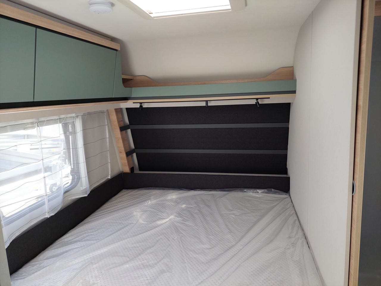 Espace couchage de la Dethleffs Camper 730 FKR SNOW