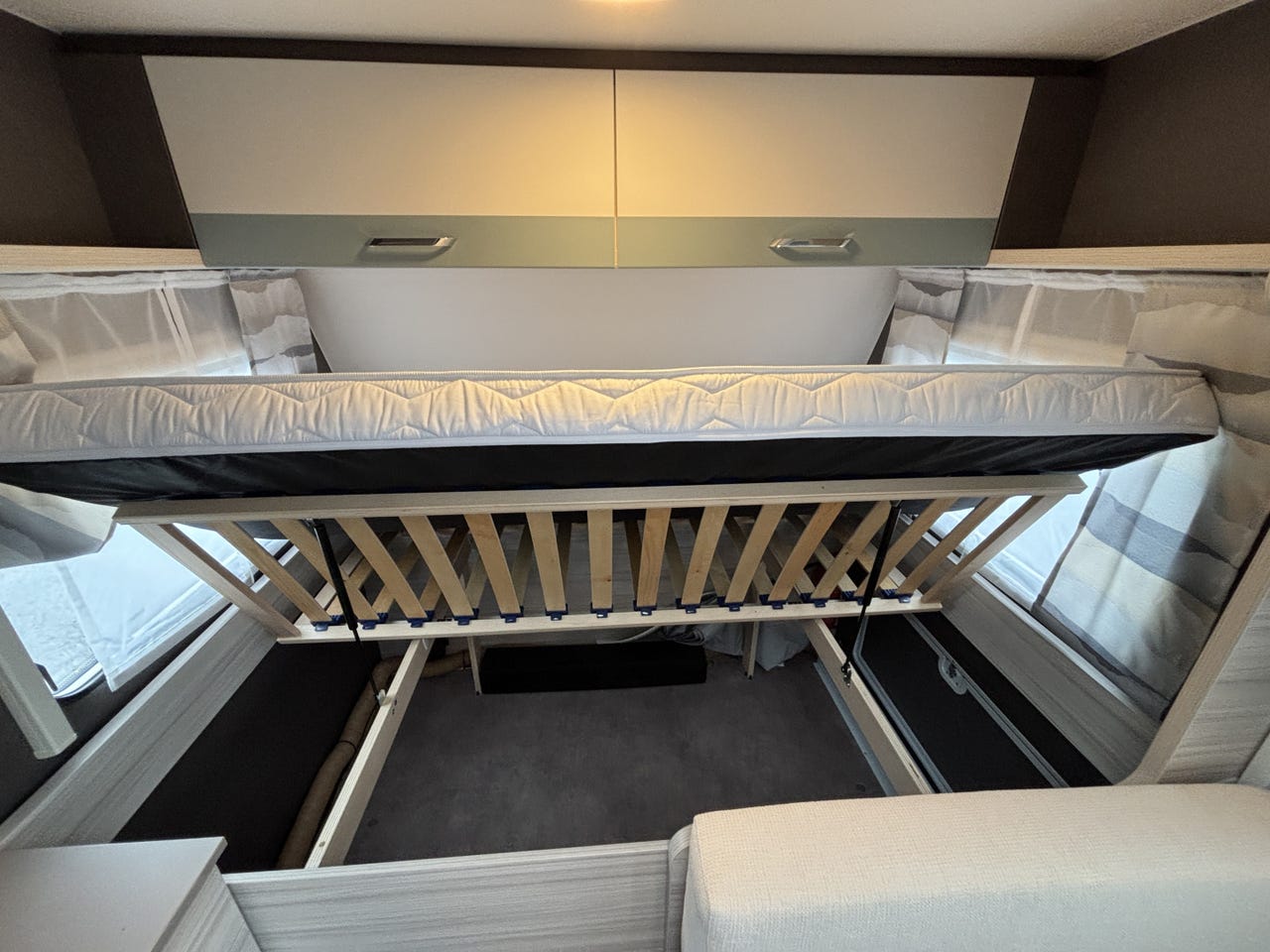 Espace couchage de la Dethleffs C’joy 420 QSH