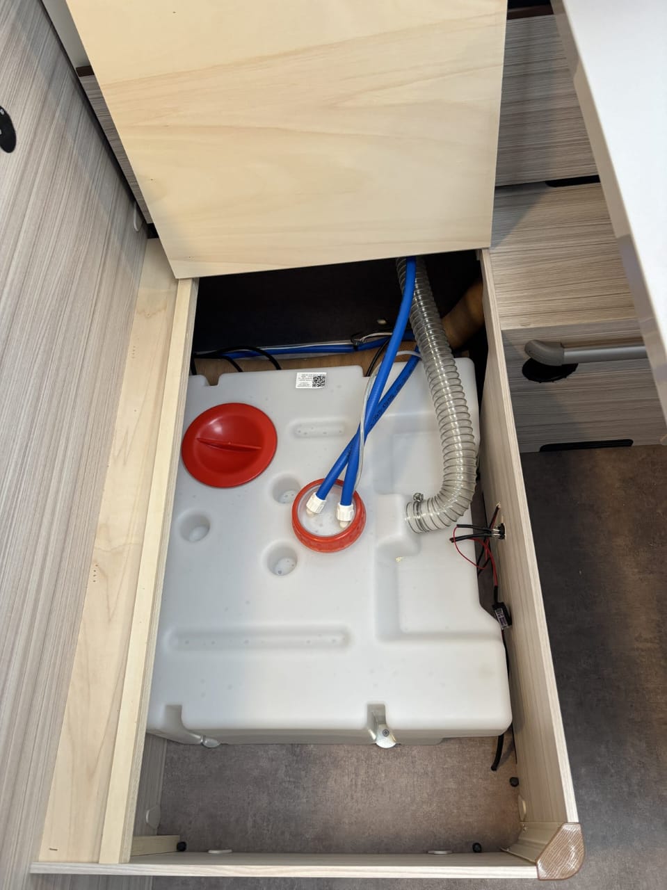 Coffre de rangement et trappe de la Dethleffs C’joy 420 QSH