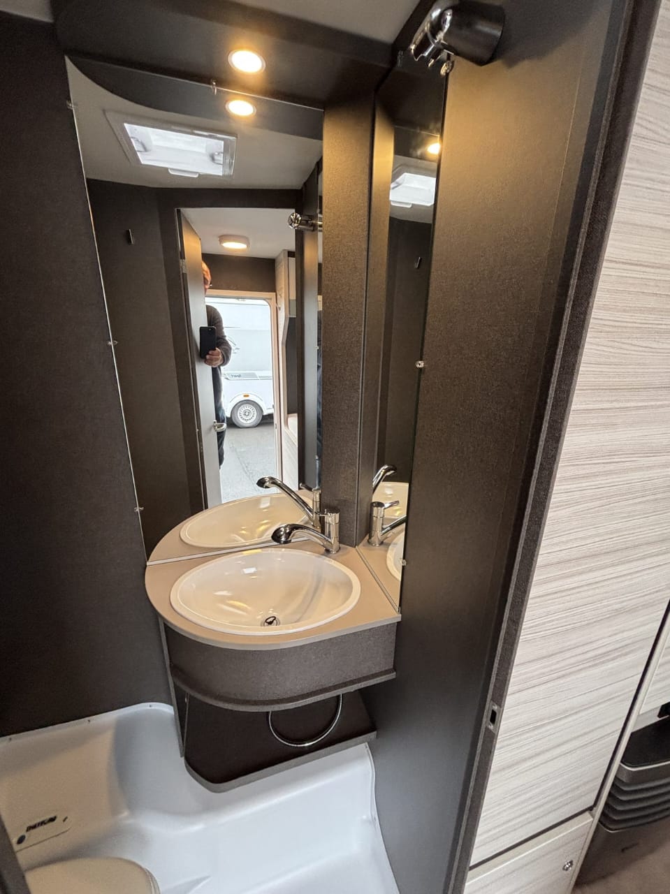 Salle de bain de la Dethleffs C’joy 420 QSH