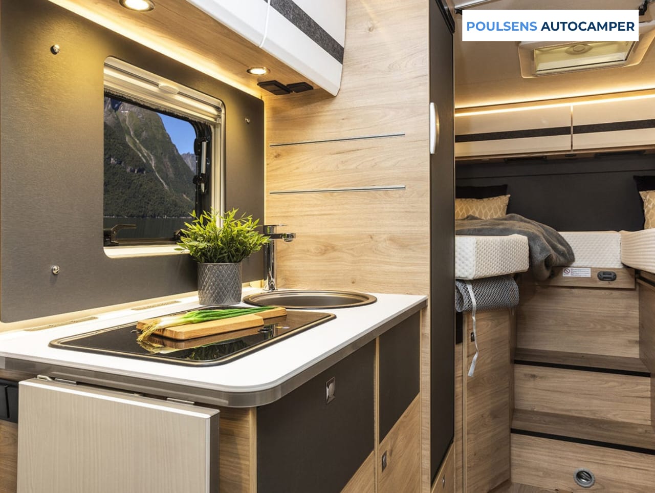 Cuisine du camping-car semi-intégré Dethleffs Globebus Camp Active T 4 2026 avec réfrigérateur pratique, rangements et éclairage LED