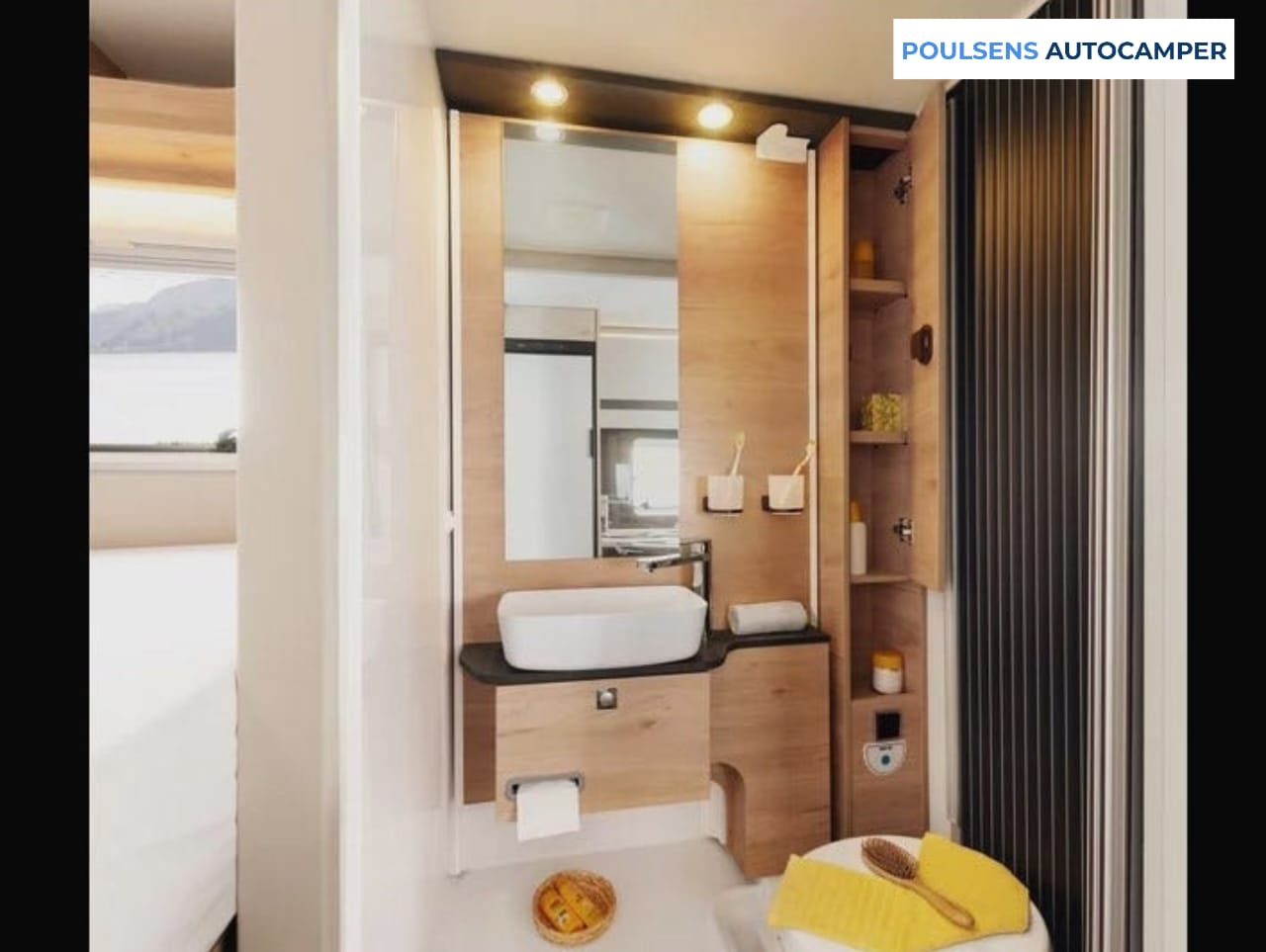 Salle de bain compacte du camping-car semi-intégré Dethleffs Globebus Camp Active T 4 2026 avec lavabo, rangements