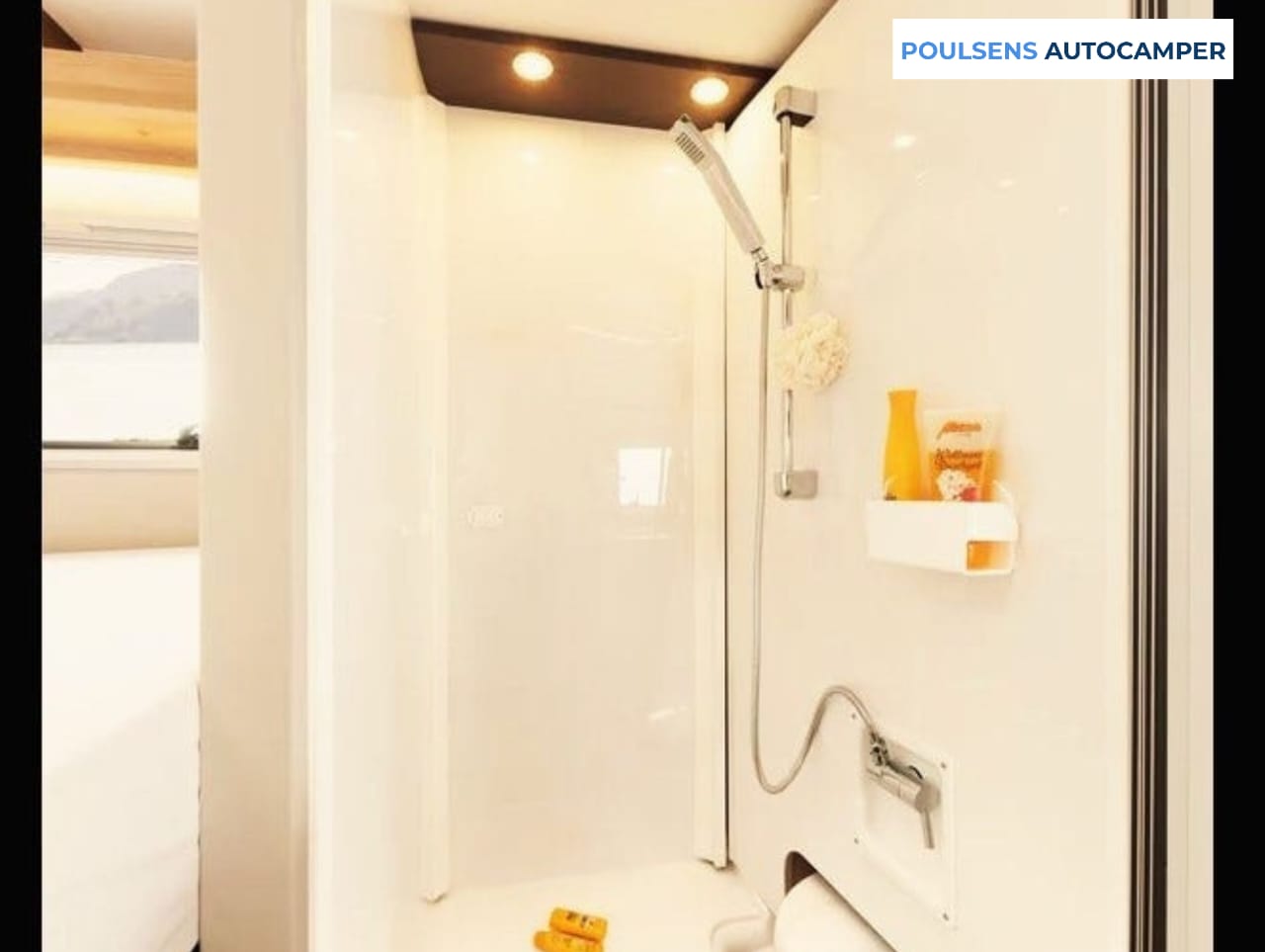 Salle de bain compacte du camping-car semi-intégré Dethleffs Globebus Camp Active T 4 2026 avec lavabo, rangements 