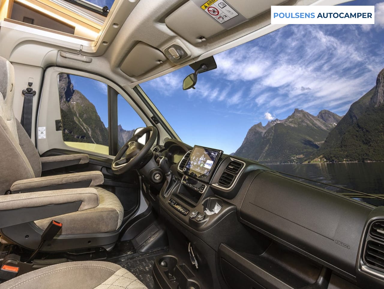 Cabine avant du camping-car semi-intégré Dethleffs Globebus Camp Active T 4 2026 avec sièges pilote rotatifs et volant multifonction