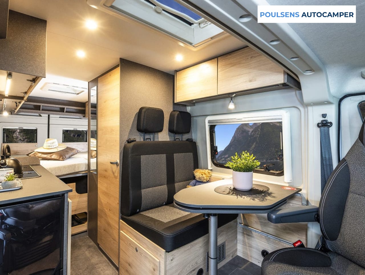 Salon intérieur du camping-car urbain Dethleffs Globetrail 640 ES 2026 avec banquettes confortables et table centrale