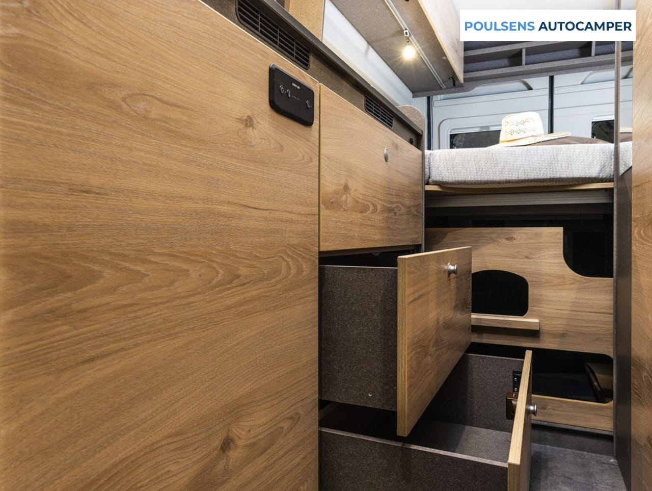 Salle de bain compacte du camping-car urbain Dethleffs Globetrail 640 ES 2026 avec lavabo, rangements et fenêtre