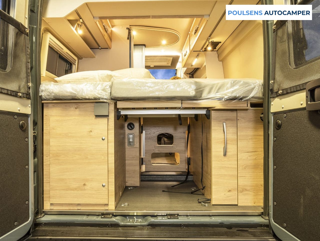 Vue arrière du camping-car urbain Dethleffs GLOBETRAIL CVD 540 DR 2025 sur base Fiat Ducato