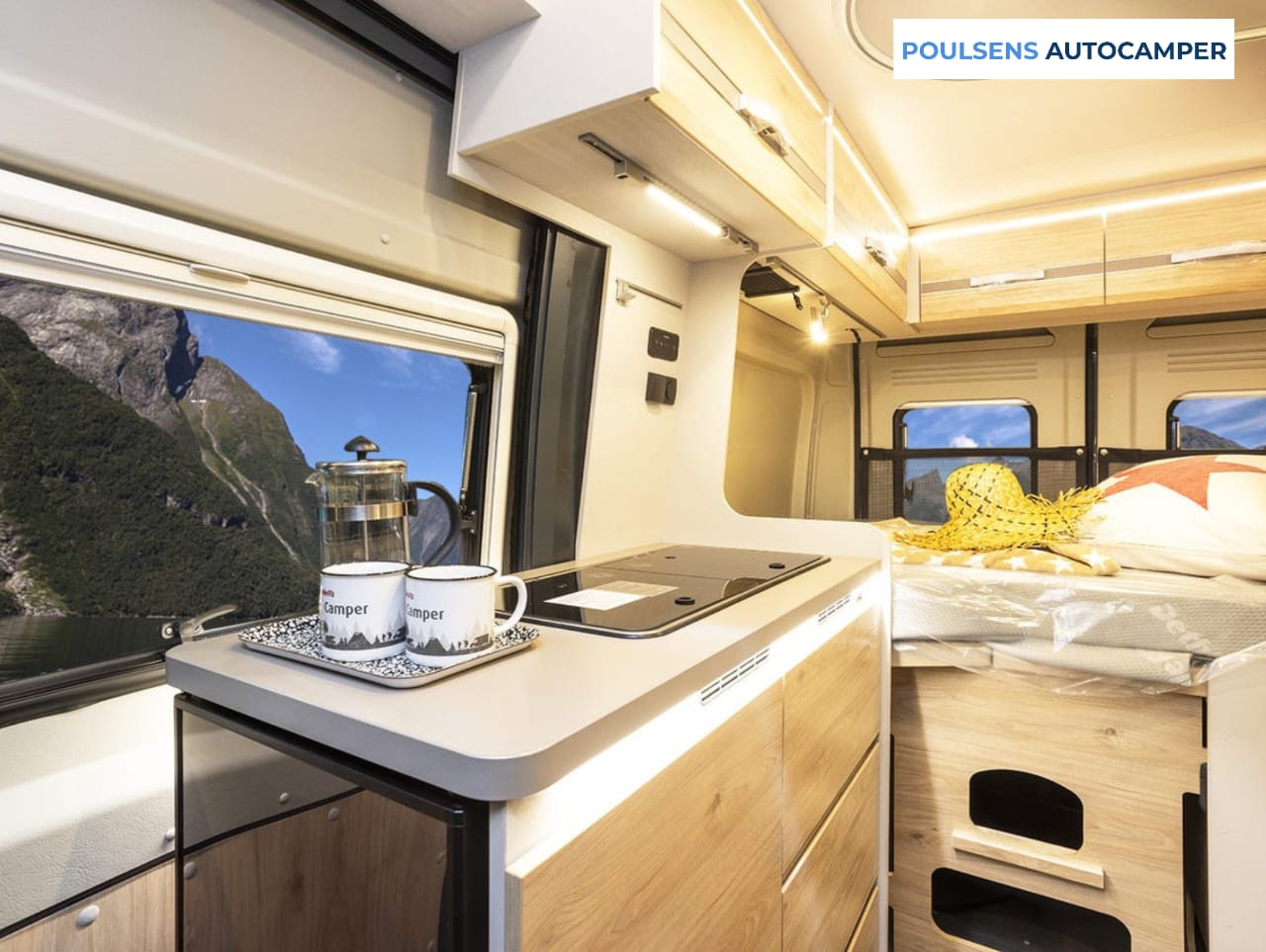 Salle de bain compacte du camping-car urbain Dethleffs GLOBETRAIL CVD 540 DR 2025 avec lavabo et rangements