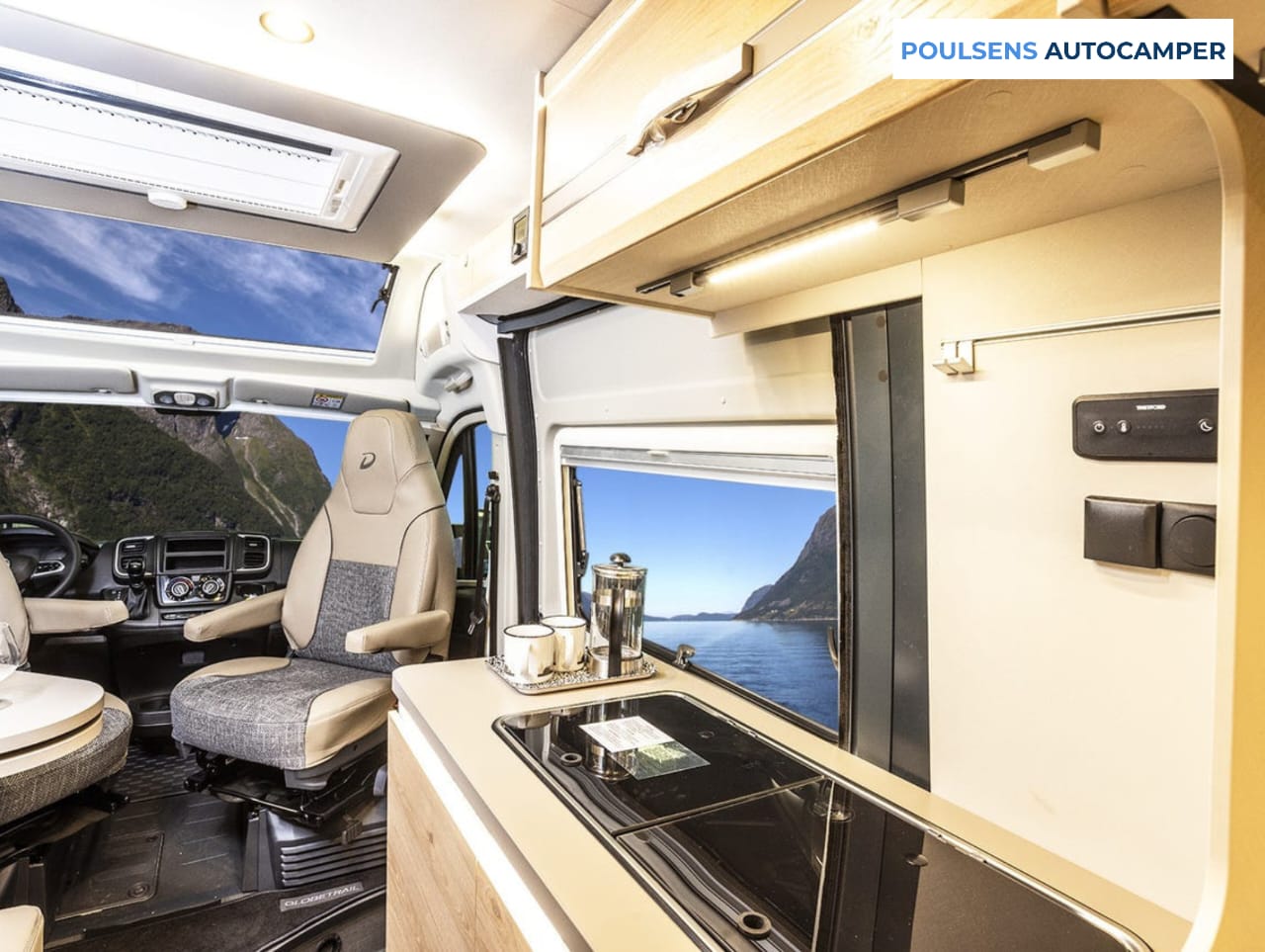 Cuisine du camping-car urbain Dethleffs GLOBETRAIL CVD 540 DR 2025 avec réfrigérateur et rangements